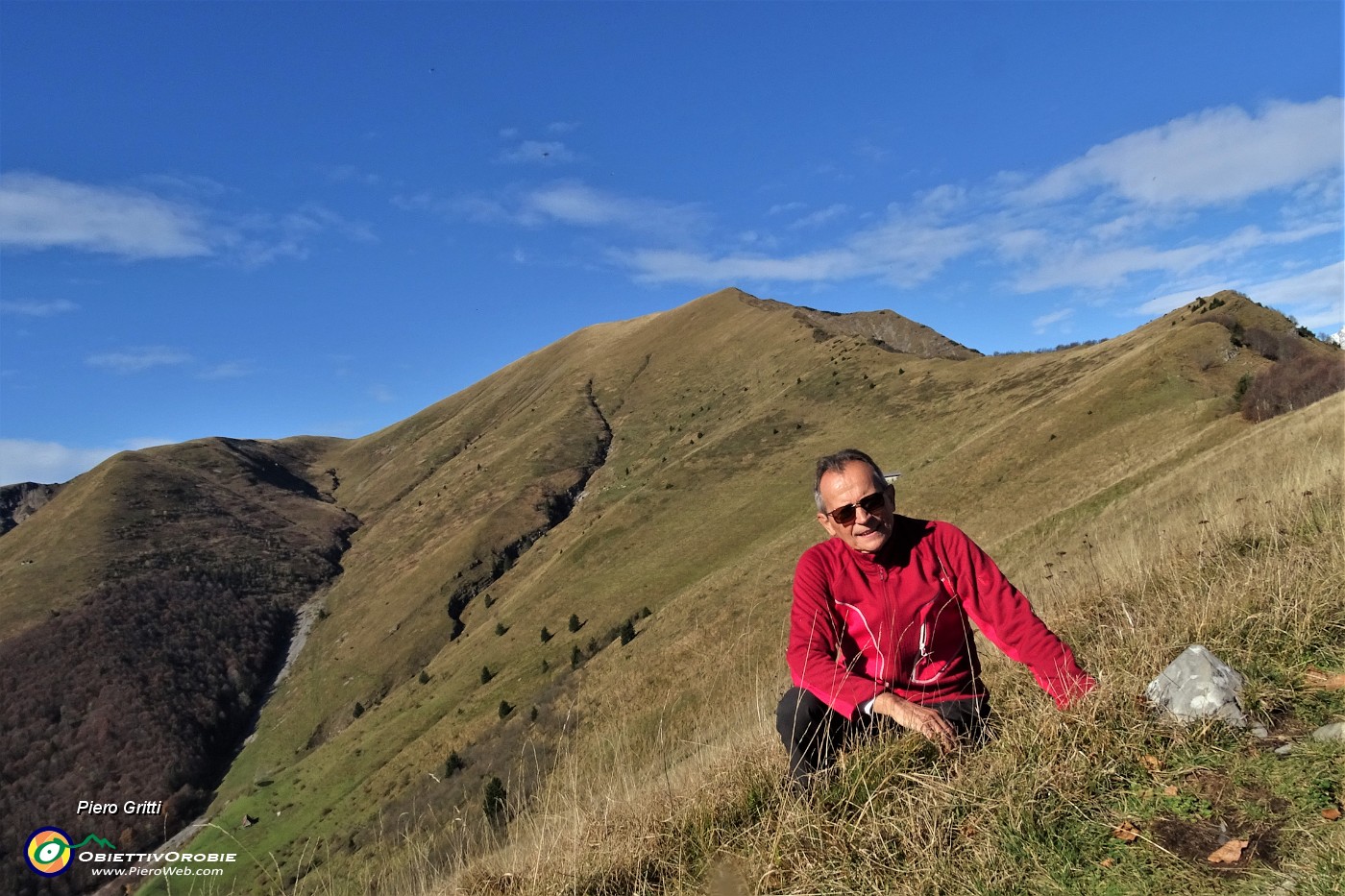 37 Ecco la bella lunga salita in cresta dal Passo (1541 m) al Pizzo Baciamorti (2006 m).JPG